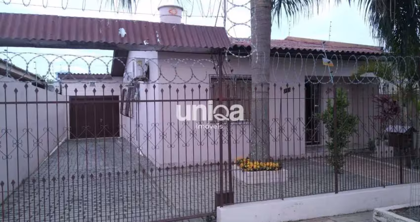 Casa de 03 dorm. com pátio amplo, pomar , placas de energia solar e piscina