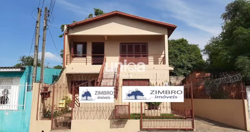 Casa ampla de três dormitórios com mais um apartamento  no andar superior de 03