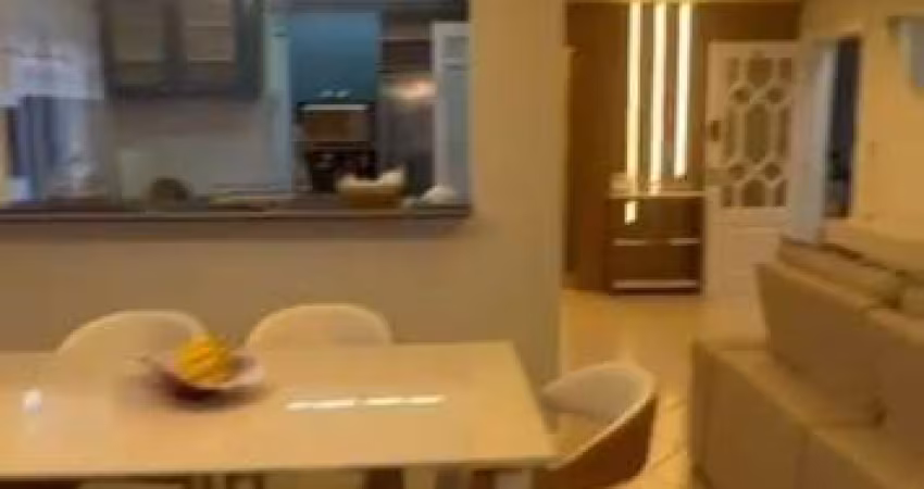 Amplo apartamento à 30 metros da praia