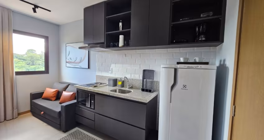 Quarto e sala no House Ondina, totalmente mobiliado, com 22m²