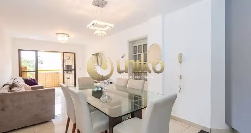 Apartamento reformado com sacada no Cabral