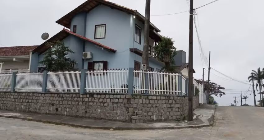Sobrado de esquina em itaguaçú com 5 qts, próximo a praia r$ 720.000,00