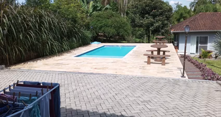 Chácara no vila nova c/ 3 casas, piscina, galpão, aquecimento solar.