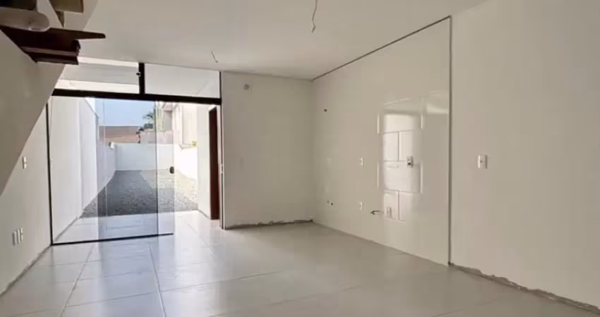 Lindo sobrado geminado. 1 suíte + 2 qts, + 2 banheiros completos - terreno c/ 18mt de fundos.