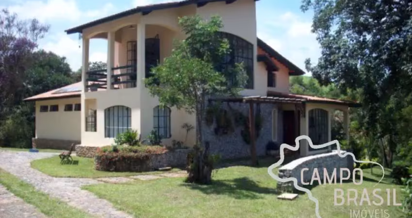 Sítio espetacular com 83.000m² em jambeiro, no asfalto com casa sede, 4 chalés e casa de caseiro!