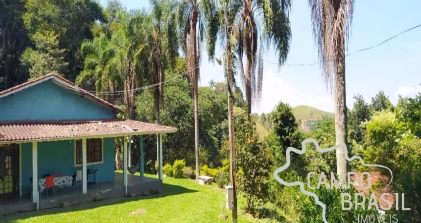 Linda chácara bem localizada! Com casa boa, pomar e área de lazer!