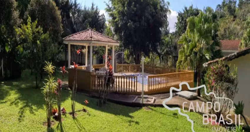 Linda chácara formada! com nascente, casa boa e escriturada.
