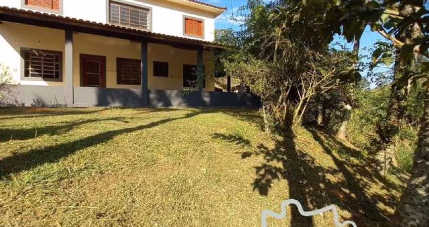 Linda chácara com nascente, horta, pomar.