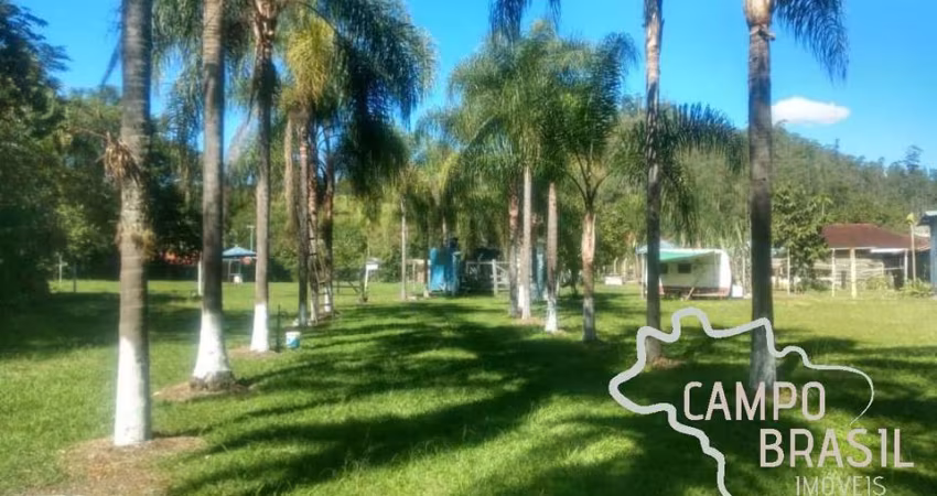 Linda chácara formada e próxima da cidade! Com casa boa, piscina e lago!