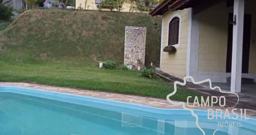Chácara de 2.000m² em condomínio fechado! casa com suíte master e piscina!