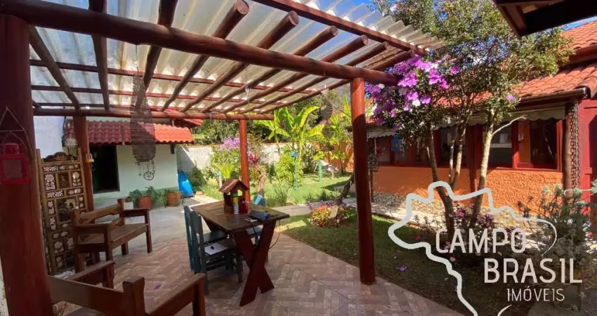 Chácara urbana com estilo rústico, duas suítes e paisagismo! 450m² de terreno!