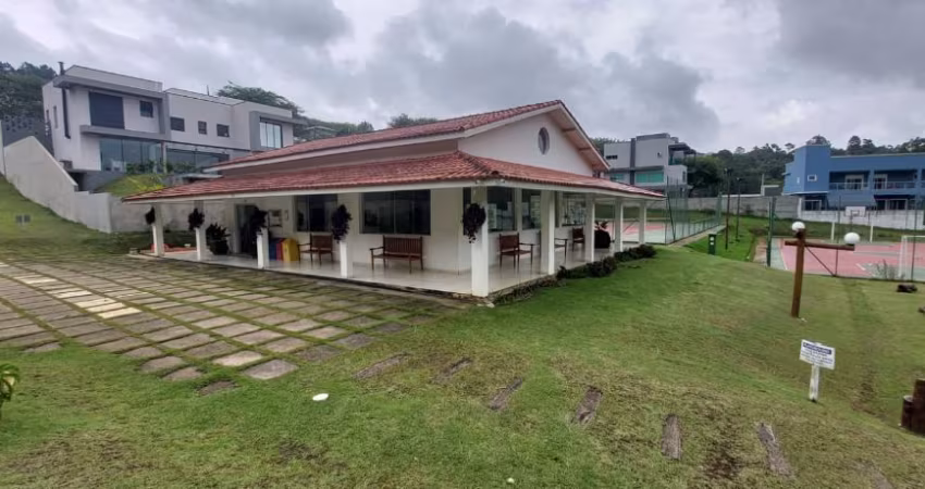 TE00205 - TERRENO DE 621,27M² EM CONDOMÍNIO COM PISCINA E LAGO, EM SÃO ROQUE - SP