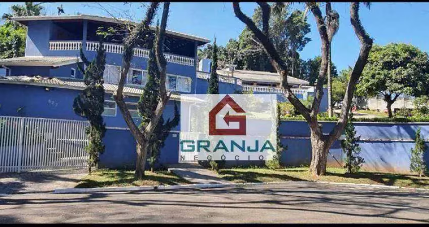 Em um cenário onde a morada se entrelaça com a poesia, uma casa térrea se revela à venda em um condomínio de padrão sublime, na mágica Granja Viana.