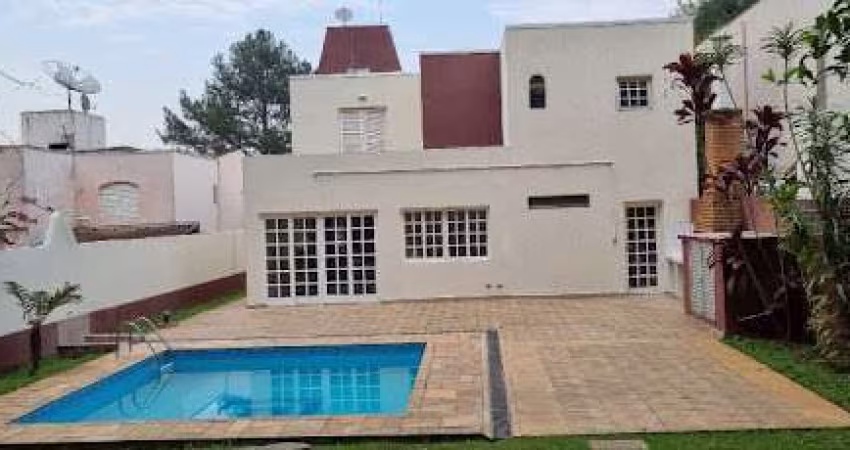 Abaixo do valor de avaliação, esta casa está situada em um condomínio exclusivo com poucas residências,