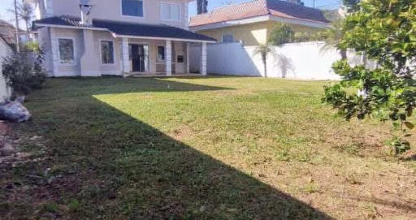 Este exuberante sobrado está estrategicamente localizado, oferecendo uma vista deslumbrante para o pôr do sol.