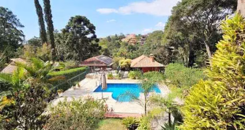 A área de lazer é um verdadeiro convite ao relaxamento, com uma bela piscina com cascata e um terraço externo.