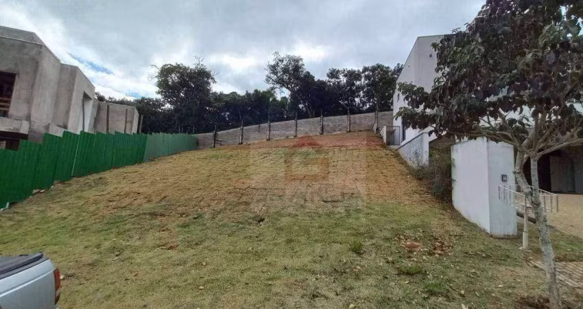 Lindo terreno com suave aclive, ideal para construir a casa dos seus sonhos em um dos condomínios mais desejados da região.