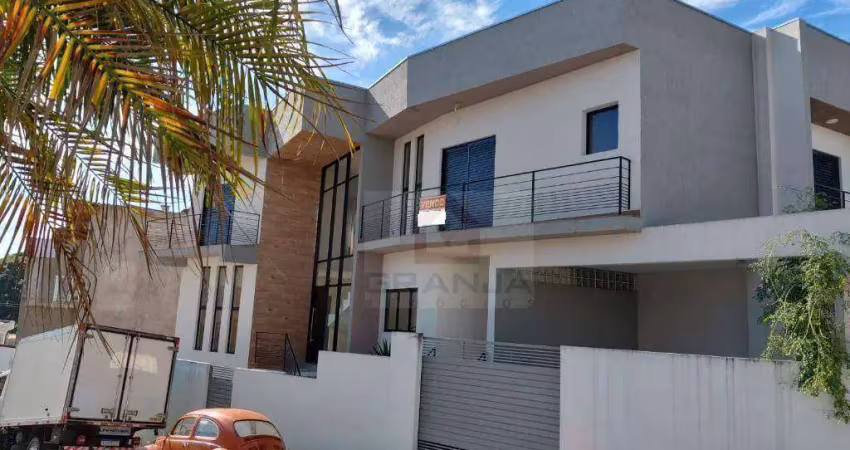 Sobrado de esquina, imponente e muito bem posicionado em um dos pontos mais altos do condomínio