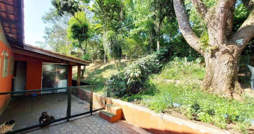 Terreno com 2.300 m² e duas casas térreas – perfeito para receber a família e amigos com privacidade.