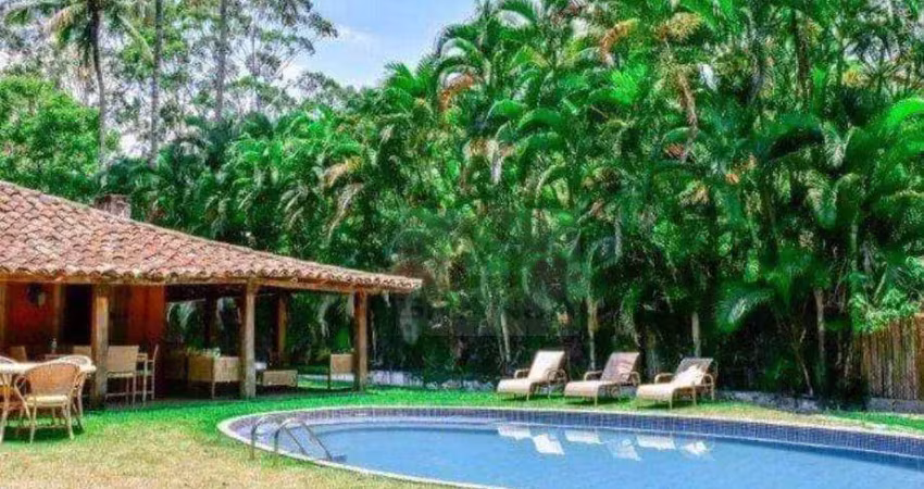 Imagine viver em um refúgio paradisíaco, em um terreno plano de 2.800 m² – uma verdadeira raridade em ilhabela.