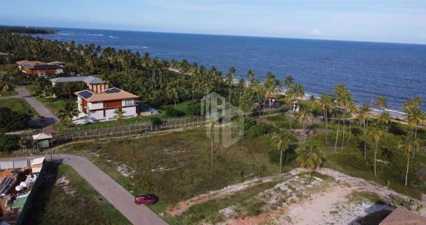 Lote na primeira linha da praia, frente mar ou pé na areia, no Condomínio Praia Bella, Praia do Forte - Litoral Norte da Bahia. Não perca essa opção!