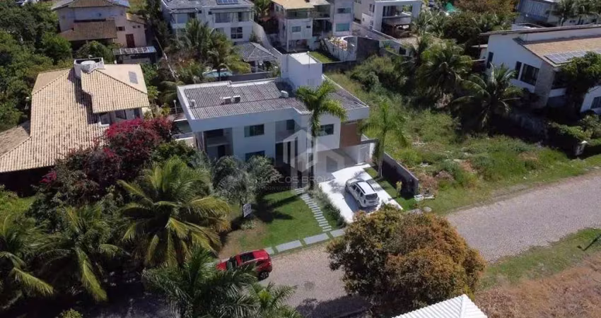 CASA EM BUSCAVILLE - 4 quartos, piscina, terreno com 850m² e área construída 485m². R$2.400.000,00. Condomínio bem perto das praias com infra completa