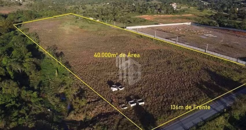 TERRENO PARA GRANDES COMÉRCIOS EM CANDEIAS. São 40.000m² com 136m de frente para pista bem perto do Centro da Cidade e da Prefeitura. Confira conosco.