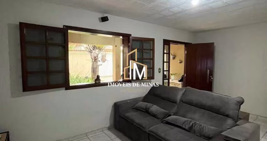Casa á venda com 03 quartos sendo 01 suíte, com loja no centro de Igarapé MG!