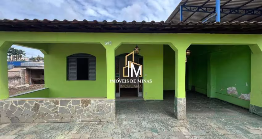 Casa á venda sendo comercial com ótima localização no centro de Igarapé MG!