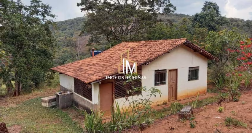 Chácara á venda com 02 quartos, pomar, terreno de 2000m² em Itatiaiuçu MG!