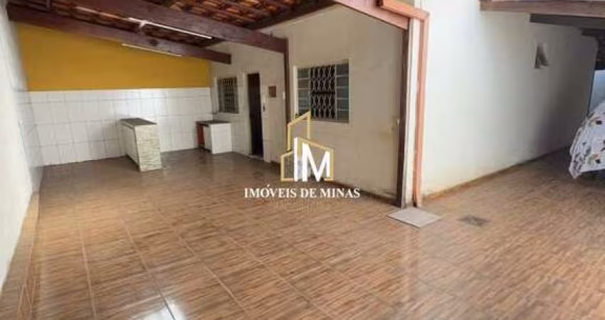 Casa á venda com 02 quartos, terreno de 200m² em São Joaquim de Bicas MG!