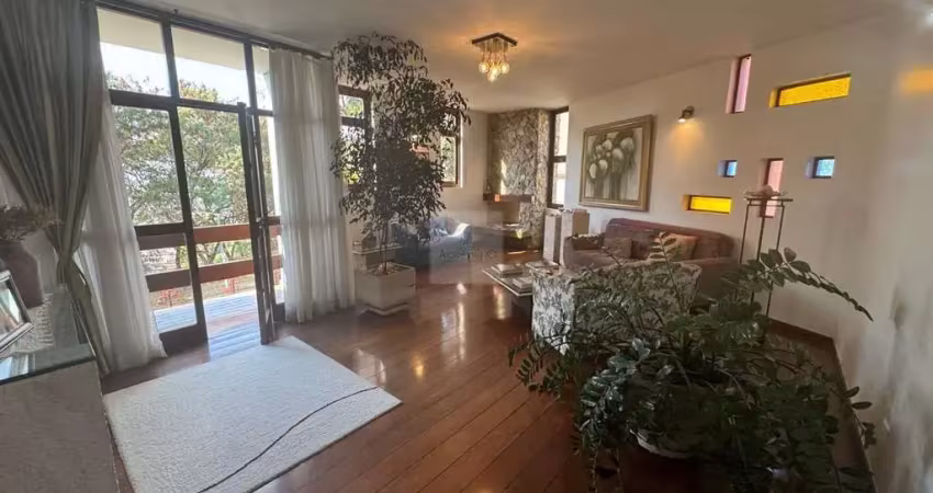 Luxuosa casa de 4 quartos com 3 suítes e 5 salas à venda em são lucas, belo horizonte - mg: 367m² e 5 vagas de garagem!