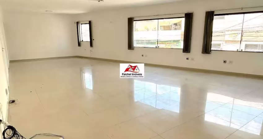 Sala de 70m², 2 banheiros no 1º andar por 3.350,00/mês, esquina com rua itamambuca e a 110m do metro v. prudente/sp