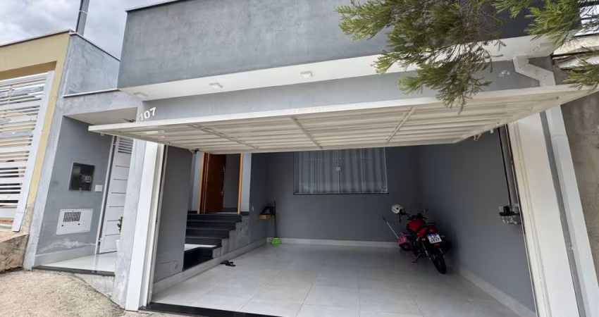 Casa à venda em Bragança Paulista-SP, Residencial Quinta dos Vinhedos: 2 quartos, 2 suítes, 3 salas, 3 banheiros, 2 vagas de garagem!