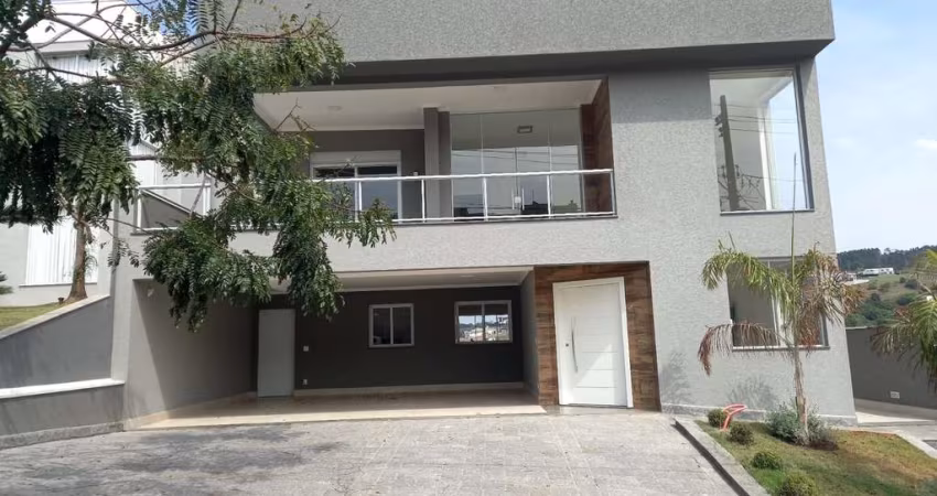 Casa de Luxo no Condomínio Vale das Águas: 4 quartos, 4 suítes, 2 salas, 2 vagas, 240m² em Bragança Paulista-SP. Venha conferir!
