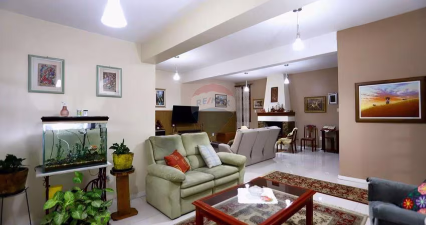 Oportunidade: Casa Espaçosa com Lareira e Piscina em Alvorada