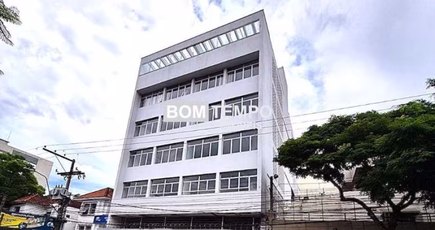 Prédio com 2400 m² privativos, bairro Petrópolis.