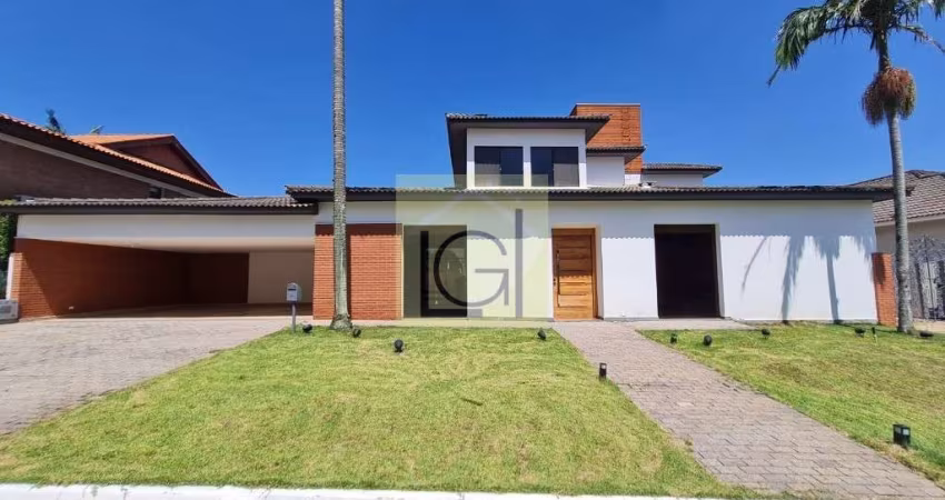 Imponente casa de luxo em condomínio exclusivo de Alphaville, Santana de Parnaíba-SP: 4 quartos, 4 suítes, 3 salas, 8 banheiros, 10 vagas de garagem e 620m² de área.
