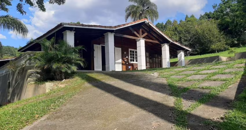 Chácara a venda em Mogi das Cruzes, com 3.500m², sendo 2 casas, lago, piscina, campo de futebol, todo murado, por R$:1.300.000 em Mogi das Cruzes.