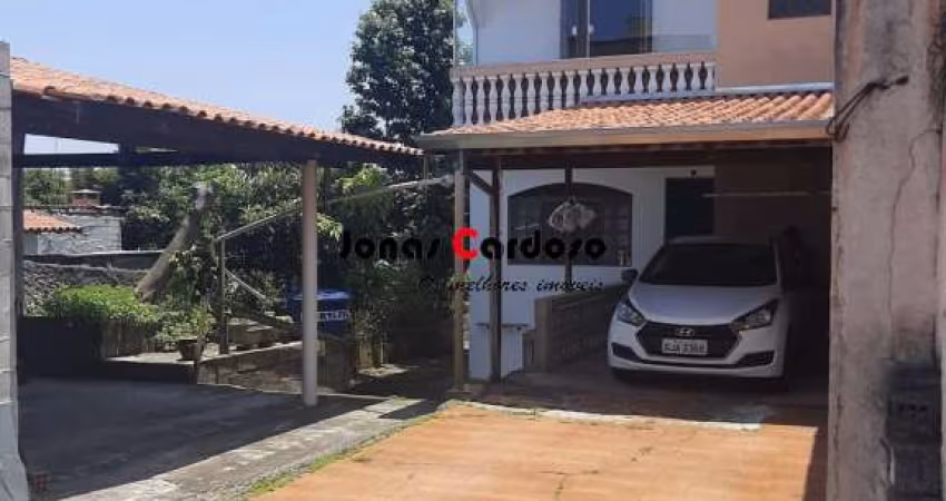 Casa a venda com 2 suítes, edícula e 12 vagas de garagem no Mogi Moderno em Mogi das Cruzes, por R$750.000,00. Viva com praticidadea!