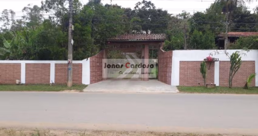 Sítio Exuberante no Bairro Parque Castellano em Biritiba Mirim - Com 4 Dormitórios e Área de Lazer Completa!