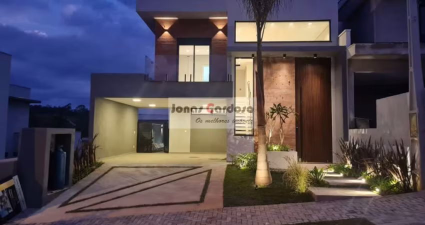 Casa no Condomínio Mosaico Essence! 3 quartos sendo 3 suítes, 3 salas, 5 banheiros, 4 vagas de garagem! Por R$: 1.790.000, estuda permuta.