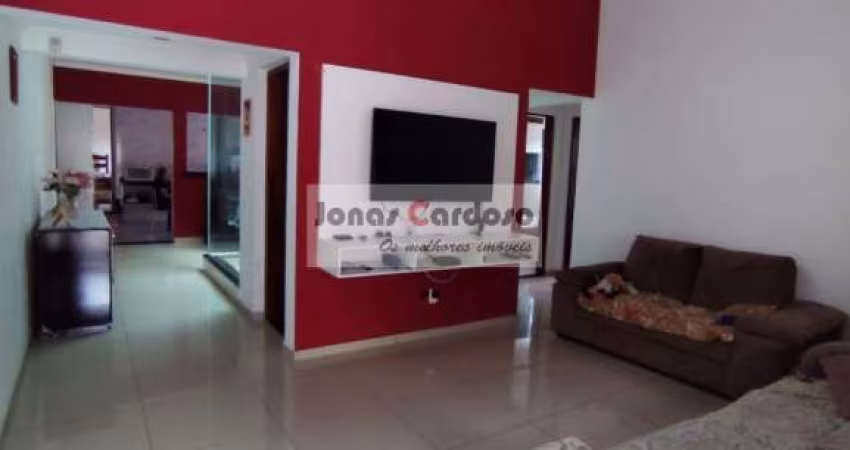 Casa à venda na Vila Oliveira, oportunidade de moradia ou investimento em Mogi das Cruzes. 3 quartos, amplo quintal com pomar. Excelente localização!