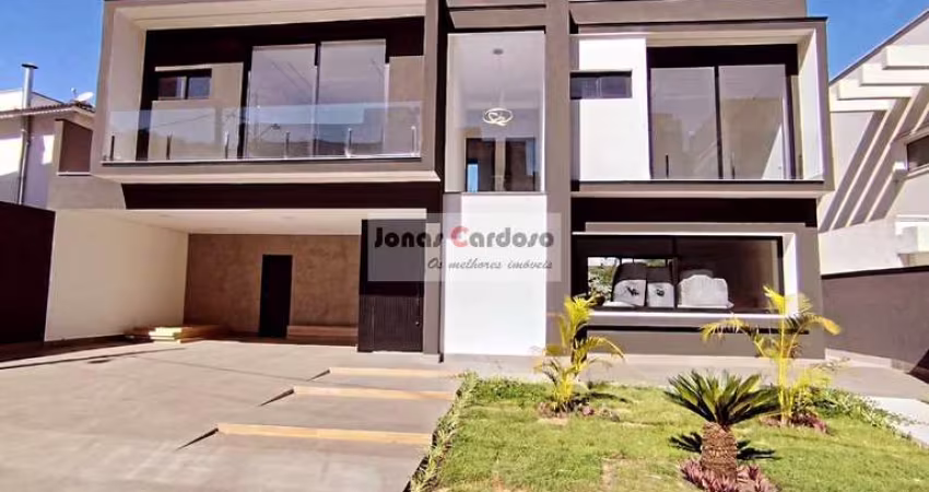 Imperdível casa à venda no Jardim das Cerejeiras em Arujá. Com 4 quartos, 4 suítes, 3 salas, 5 banheiros, 5 vagas, 240m². Confira!