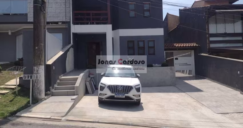 Sobrado alto padrão à venda no Condomínio Aruã em Mogi das Cruzes. Com 3 Quartos, 1 Suíte, 4 Banheiros, 5 Vagas, Piscina e Edícula.