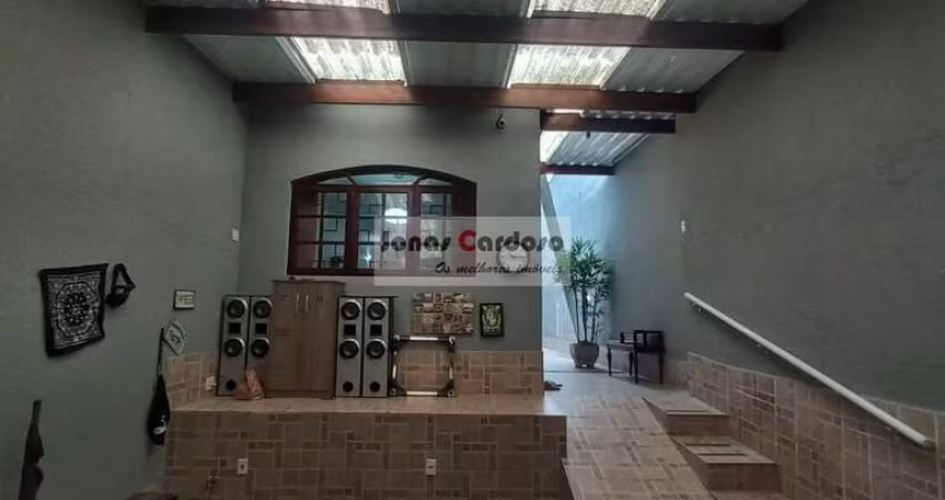 Excelente casa para locação na Vila Brasileira em Mogi das Cruzes. Com 2 quartos, 1 suíte, 3 banheiros, 2 vagas de garagem, quintal. Venha conhecer!