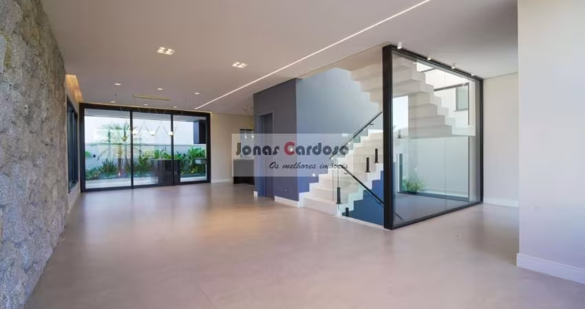 Casa de luxo em cond. no Bella Cittá, 4 suítes, sendo 3 com closet, 4 Vagas com Fulget; Estuda permuta até 30% valor e parcelamento. Por R$: 2.590.000