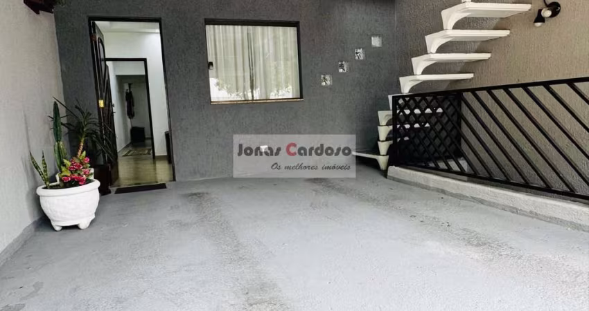 Casa assobradada à venda no Jardim Rubi em Mogi das Cruzes. Com 2 quartos, 1 suíte com closet, sala home office, área gourmet e salão de festas.