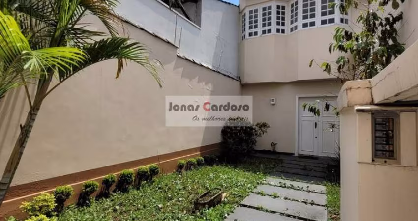 Ampla casa a venda na Vila Oliveira em Mogi das Cruzes. Com 3 quartos, 1 suíte com closet e hidro, 3 salas, 3 vagas de garagem, 291m². Por R$1.485.000