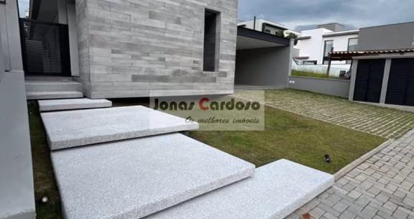Casa no Condomínio Mosaico Essence, 3 quartos sendo 3 suítes, 2 salas, 5 banheiros, 4 vagas, 220m². Por R$: 2 Milhões. Mogi das Cruzes/SP.